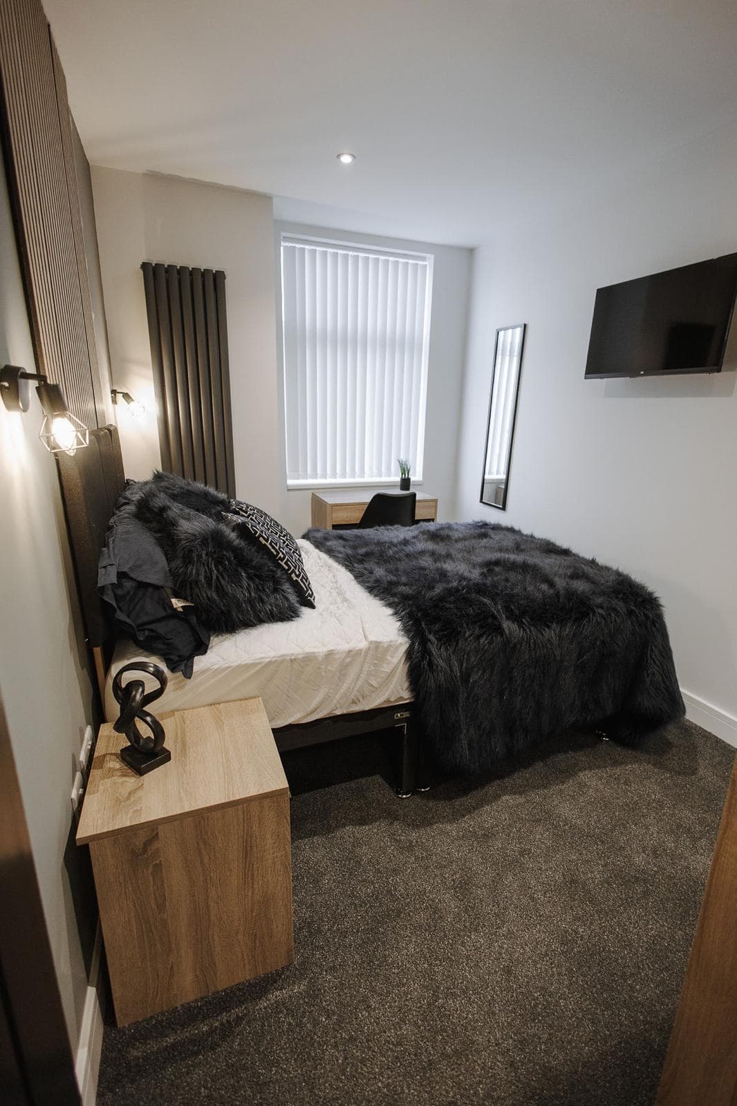 Double bedroom with bay window
